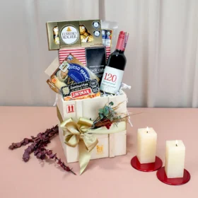 Ancheta tipo picnic con vino tinto 120 santa rita con torta envinada navideña, chocolates ferrero rocher y queso manchego para regalar