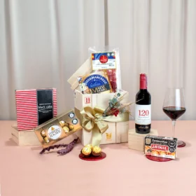 Ancheta tipo picnic con vino tinto 120 santa rita con torta envinada navideña, chocolates ferrero rocher y queso manchego para regalar