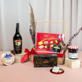 Ancheta gourmet tipo picnic con crema de Whiskey Baileys, queso frances, mermelada, galletas surtidas y torta envinada navideña ideal para compartir en navidad