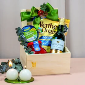 ancheta en caja de madera para regalar en navidad con vino tinto frances Longchamp dulces, paté y cerezas