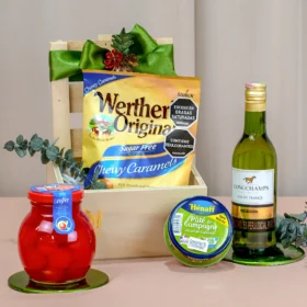 ancheta en caja de madera para regalar en navidad con vino tinto frances Longchamp dulces, paté y cerezas