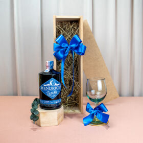 Regalo con ginebra para regalar en navidad, detalle con ginebra y copa para regalar