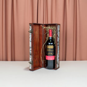 vino tres medallas para regalar con vinera vintage, vino tinto de regalo en navidad, regalo elegante de vino con vinera, set de vinera tipo cofre con vino