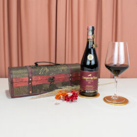 botella de vino tinto para regalar con vinera tipo cofre, sorprende con regalo de vino, vino tinto de regalo con vinera elegante, vinera vintage en madera para regalar con vino