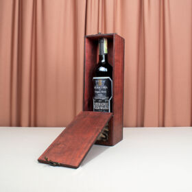 vino tinto marques de riscal español en vinera vintage de madera, regalo para navidad de vino marques de riscal y vinera elegante, vinera vintage de madera con botella de vino marques de riscal