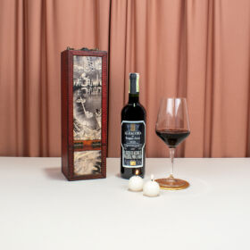 vino tinto marques de riscal español en vinera vintage de madera, regalo para navidad de vino marques de riscal y vinera elegante, vinera vintage de madera con botella de vino marques de riscal