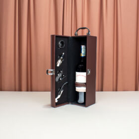 vinera de cuero con accesorios y botella de vino tinto para regalar, vinera de una botella con vino de regalo