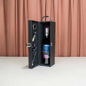 Vino español Riscal en vinera de cuero con accesorios para vino, regalo perfecto para navidad, vinera elegante con botella de vino español riscal