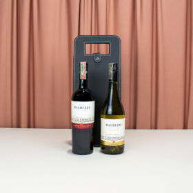elegante portabotellas en cuero con 2 botellas de vino para regalar, set de vino blanco y tinto de regalo, con vinera de cuero, vino balduzzi
