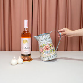 regalo para dama con vino rose, vino rosado para regalar con elegante jarra vintage, detalle vintage para dama con vino rosado
