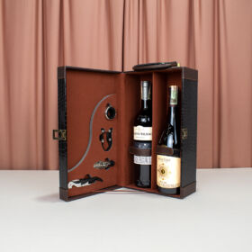 set de 2 vinos para regalar con elegante vinera en cuero y accesorios para vino, regalo perfecto y elegante en navidad, un regalo que no falla, regalo para caballero, vinos para navidad celebra en familia