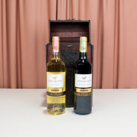 set de vinos importados longchamp para regalar con elegante vinera de madera vintage, set de vino blanco y tinti para compartir y celebrar en familia en navidad