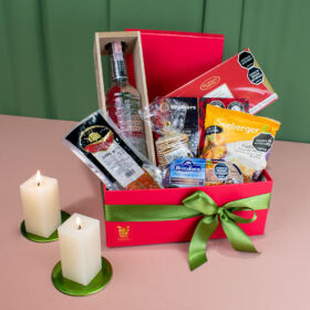 Ancheta navideña en caja roja con tequila para regalar con frutos secos seeberger, chocolates excelsium, filetes de arenque, chorizo sarta