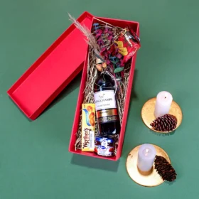 Caja navideña de regalo gourmet con vino tinto piccolo importado Longchamp galletas navideñas mermelada y dulces duros.