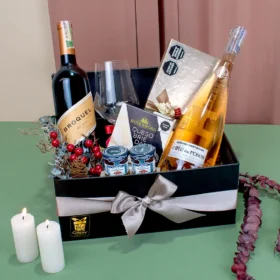 Ancheta gourmet en caja Deluxe con vino tinto y vino rosado con Copa, truffas gourmet Nayarith queso frances y mermeladas