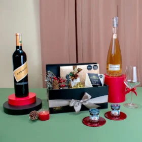 Ancheta gourmet en caja Deluxe con vino tinto y vino rosado con Copa, truffas gourmet Nayarith queso frances y mermeladas