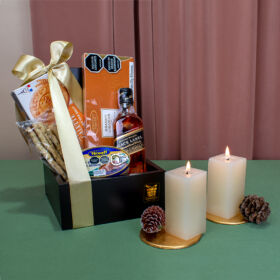 baúl navideño en fina madera con Whiskey Black label galletas chocolates y paté para untar con palitroques