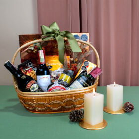 ancheta gourmet navideña en canasta de mimbre con crema de whiskey Baileys, whiskey buchannas 12 años y vino tinto cousiño macul, estuche de lujo de trufas gourmet nayarith junto con frutos seeberger, galletas saladas para untar el paté gourmet