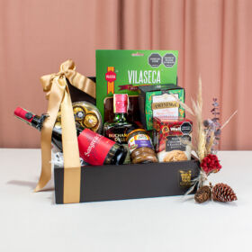 Ancheta gourmeto con vino tinto sangre de toro y whiskey Buchannan deluxe, chocolates ferrero rochers, te twinings, galletas walkers, carnes maduradas vilaseca