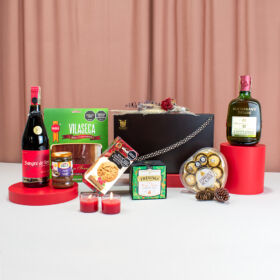 Ancheta gourmeto con vino tinto sangre de toro y whiskey Buchannan deluxe, chocolates ferrero rochers, te twinings, galletas walkers, carnes maduradas vilaseca