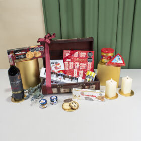 Ancheta en baúl vintage de madera premium con Vino tinto Viña Maipo, galletas navideñas, trufas gourmet nayarith, set de mermeladas para compartir en familia, duraznos en almíbar, barquillos turron el almendro, aceitunas jolca y queso gouda para regalar en navidad