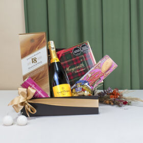 Ancheta Premium navideña con Vino espumoso Veuve Clicquot con whiskey Jhonnie walker 18 años, galletas importadas, cocktail de aceitunas coquet, mousse de hígado de ganso y estuche de truffas gourmet Nayarith.