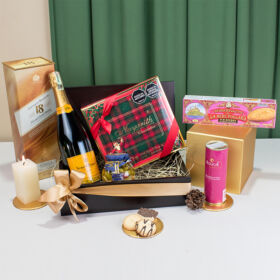 Ancheta Premium navideña con Vino espumoso Veuve Clicquot con whiskey Jhonnie walker 18 años, galletas importadas, cocktail de aceitunas coquet, mousse de hígado de ganso y estuche de truffas gourmet Nayarith.