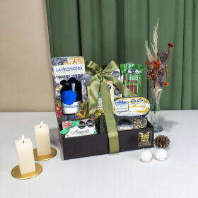 Ancheta navideña premium con botella de ron la hechicera, galletas de mantequilla, cábano, torta negra envinada, trufas gourmet nayarith, en caja en madera para botellas de vino