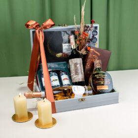 Ancheta presidencial con whiskey buchannans y vino rosado rivarose y vino tinto la celia, chocolate y set de mermlada en baúl de madera para regalar