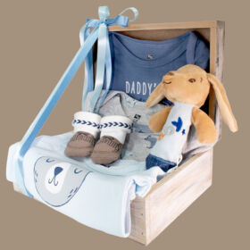 regalo para nacimiento con conejito de peluche mediecitas y bodys en caja de madera, regalo por nacimiento, regalo para bebé niño, regalo para baby shower moderno, regalo minimalista para bebé, detalle de nacimiento en cajita para bebé