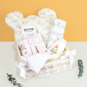 detalle especial para bebé, regalo para nacimiento, regalo para baby shower, detalle para recién nacido, cesta decorada para bebé con mantica, cream para bebé jhonsons, cojì especial para bebé y toallas babitas, regalo unisex para bebé, detalle sin género para bebé