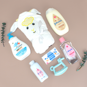 detalle especial para bebé, regalo para nacimiento, regalo para baby shower, detalle para recién nacido, con globo transparente personalizado, con productos de aseo para bebé jhonsons baby y toalla con capota, salida de baño, globos, detalle premium para bebé