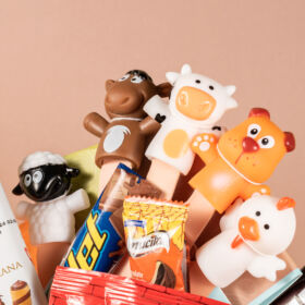 Caja de regalo para niños, títeres para niños, detalle para el día del niño, regalos para el día del niño, dia del niño, muchos dulces para regalar, regalo lleno de dulces. cajita con dulces para niños