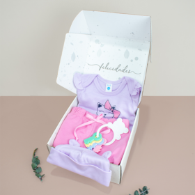Regalo para bebé niña recien nacida, regalo de babyshower, babyshower, caja para bebe, regalo para bebe en caja con primera muda de bebé que incluye Gorrito, pantalón y Body, llamdientes o rancaencías para bebé recién nacida.