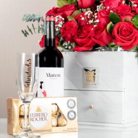 Arreglo de rosas rosas, Rosas y Vino tinto para celebrar, regalo por celebración, chocolates ferrero rocher, copa personalizada, regalos personalizados para mamá, chocolates y rosas para mamá rosas para mamá, rosas para dama, rosas para mujer, regalo de rosas rosadas, regalo de aniversario, rosas de aniversario, regalo con amor de rosas para mujer, día de la madre 2024, rosas para mamá, rosas día de la madre.