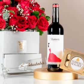 Arreglo de rosas rosas, Rosas y Vino tinto para celebrar, regalo por celebración, chocolates ferrero rocher, copa personalizada, regalos personalizados para mamá, chocolates y rosas para mamá rosas para mamá, rosas para dama, rosas para mujer, regalo de rosas rosadas, regalo de aniversario, rosas de aniversario, regalo con amor de rosas para mujer, día de la madre 2024, rosas para mamá, rosas día de la madre.