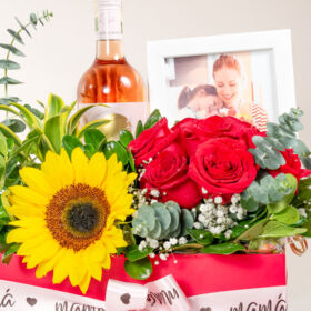 Arreglo de rosas y girasol, portarretratos con Rosas y Vino rosado para celebrar, regalo por celebración, rosas para mamá, rosas para dama, rosas para mujer, regalo de rosas rosadas, regalo de aniversario, rosas de aniversario, regalo con amor de rosas para mujer, día de la madre 2024, rosas para mamá, rosas día de la madre.