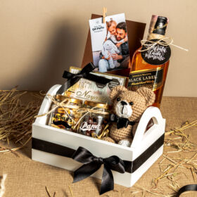 Regalo para papá, regalos día del padre, regalo con whiskey para papá, osito tejido en crochet para regalar, whiskey frutos secos y chocolates para papá, regalos con whiskey, regalos para hombre, regalos para caballero, fotografía personalizada, regalos personalizados en bogotá, whiskey black label Johnnie Walker, Frutos secos, trufas gourmet Nayarith, whiskey y frutos secos para regalar, detalles para el día del padre, caja especial para papá, caja día del padre