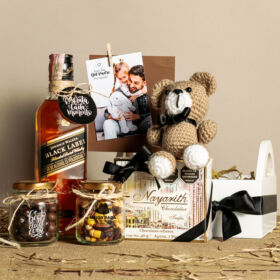 Regalo para papá, regalos día del padre, regalo con whiskey para papá, osito tejido en crochet para regalar, whiskey frutos secos y chocolates para papá, regalos con whiskey, regalos para hombre, regalos para caballero, fotografía personalizada, regalos personalizados en bogotá, whiskey black label Johnnie Walker, Frutos secos, trufas gourmet Nayarith, whiskey y frutos secos para regalar, detalles para el día del padre, caja especial para papá, caja día del padre