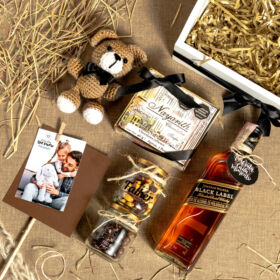 Regalo para papá, regalos día del padre, regalo con whiskey para papá, osito tejido en crochet para regalar, whiskey frutos secos y chocolates para papá, regalos con whiskey, regalos para hombre, regalos para caballero, fotografía personalizada, regalos personalizados en bogotá, whiskey black label Johnnie Walker, Frutos secos, trufas gourmet Nayarith, whiskey y frutos secos para regalar, detalles para el día del padre, caja especial para papá, caja día del padre