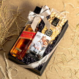 Regalo para papá, regalos día del padre, regalo con whiskey para papá, whiskey y frutos secos para papá, regalos con whiskey, regalos para hombre, regalos para caballero, fotografía personalizada, regalos personalizados en bogotá, whiskey red label Johnnie Walker, Frutos secos, whiskey y frutos secos para regalar, detalles para el día del padre, caja especial para papá, caja día del padre