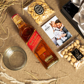 Regalo para papá, regalos día del padre, regalo con whiskey para papá, whiskey y frutos secos para papá, regalos con whiskey, regalos para hombre, regalos para caballero, fotografía personalizada, regalos personalizados en bogotá, whiskey red label Johnnie Walker, Frutos secos, whiskey y frutos secos para regalar, detalles para el día del padre, caja especial para papá, caja día del padre