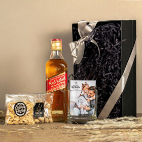 Regalo para papá, regalos día del padre, regalo con whiskey para papá, whiskey y frutos secos para papá, regalos con whiskey, regalos para hombre, regalos para caballero, fotografía personalizada, regalos personalizados en bogotá, whiskey red label Johnnie Walker, Frutos secos, whiskey y frutos secos para regalar, detalles para el día del padre, caja especial para papá, caja día del padre