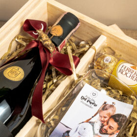 Regalo para papá, regalos día del padre, regalo con vino para papá, vino y chocolates para papá, regalos con vino, regalos para hombre, regalos para caballero, fotografía personalizada, regalos personalizados en bogotá, Vino tinto SAngre de toro, chocolates ferrero Rocher, vino y chocolate para regalar, detalles para el día del padre, vinera de madera para regalar