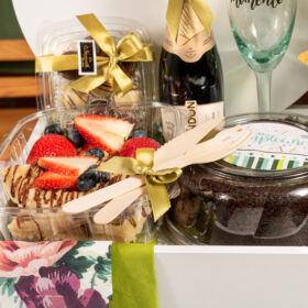 Desayunos sorpresas, desayunos sorpresa en bogota, desayunos para regalar, desayunos en la cama, desayuno de regalo, desayunos en bandeja, bandeja para desayunos, desayuno gourmet, desayunos a domicilio, desayuno sorpresa en bogotá. Desayuno de cumpleaños, desayuno especial, desayuno para celebrar, desayuno de celebración, desayuno