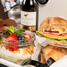 Desayunos sorpresas, desayunos sorpresa en bogota, desayunos para regalar, desayunos en la cama, desayuno de regalo, desayunos en bandeja, bandeja para desayunos, desayuno gourmet, desayunos a domicilio, desayuno sorpresa en bogotá.