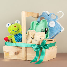 Cesta especial para bebé con sonajero, babuchas para bebé, vajilla para bebé, toalla con capota, regalo unisex, detalle unisex para bebé, regalo sin genero, Regalo para bebé, detalle para recién nacido, regalos para bebé en Bogotá, regalos personalizados para bebé, baby shower, regalos de babyshower, detalle por nacimiento, regalo por nacimiento.