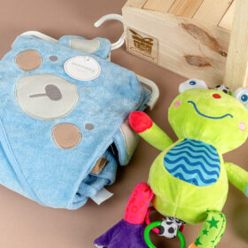 Cesta especial para bebé con sonajero, babuchas para bebé, vajilla para bebé, toalla con capota, regalo unisex, detalle unisex para bebé, regalo sin genero, Regalo para bebé, detalle para recién nacido, regalos para bebé en Bogotá, regalos personalizados para bebé, baby shower, regalos de babyshower, detalle por nacimiento, regalo por nacimiento.