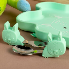 Cesta especial para bebé con sonajero, babuchas para bebé, vajilla para bebé, toalla con capota, regalo unisex, detalle unisex para bebé, regalo sin genero, Regalo para bebé, detalle para recién nacido, regalos para bebé en Bogotá, regalos personalizados para bebé, baby shower, regalos de babyshower, detalle por nacimiento, regalo por nacimiento.