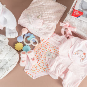 cesta de nacimiento para bebé niña, cesta con osito de peluche paraniña, pijamita, babero, mantica de bebé, medias, primera muda, cesta de madera vintage para bebé. Regalo para bebé, detalle para recién nacida, regalos para bebé en Bogotá, regalos personalizados para bebé, baby shower, regalos de babyshower, detalle por nacimiento, regalo por nacimiento.